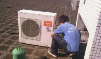 临沂河东空调移机师傅意外坠物砸中汽车